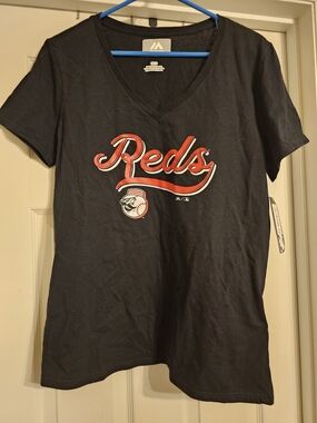 NWT Cincinnati Reds T-shirt. Size:L.
